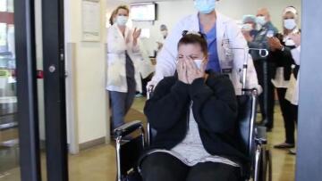 Κορωνοϊός: Μητέρα πέντε παιδιών βλέπει τον άντρα της έπειτα από 15 ημέρες νοσηλείας 