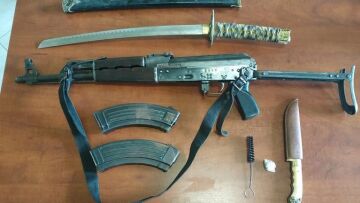 Ηράκλειο: Έκρυβε καλάσνικοφ και σπαθί στο σπίτι του 