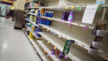 Κορωνοϊός στις ΗΠΑ: Αμερικανίδα συνελήφθη επειδή... έγλειψε προϊόντα σε σουπερμάρκετ