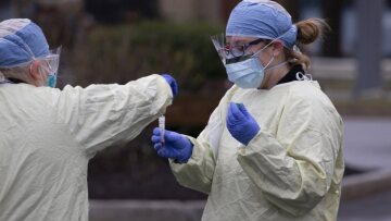 Κορωνοϊός - ΗΠΑ: Μάχη για τους αναπνευστήρες