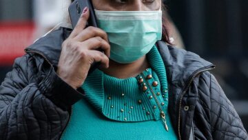 Κορωνοϊός: «Η μάσκα προστατεύει στο συνωστισμό, όχι όταν είμαστε μόνοι μας», λέει ο αντιπρόεδρος του ΕΟΔΥ