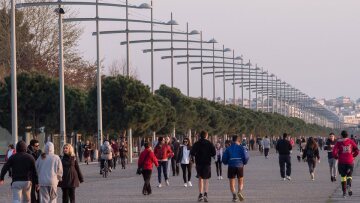 Απαγόρευση κυκλοφορίας - Θεσσαλονίκη: Nέο πρόστιμο στην παρουσιάστρια που περπατούσε αμέριμνη στη παραλία