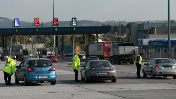 Απαγόρευση κυκλοφορίας: Κατοικίες, εκκλησίες και εθνικές οδοί κινητοποιούν πλήρως τον κρατικό μηχανισμό