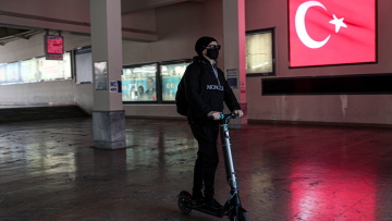 Τουρκία: Στις «συμπληγάδες» του κορωνοϊού και της οικονομικής καταστροφής 