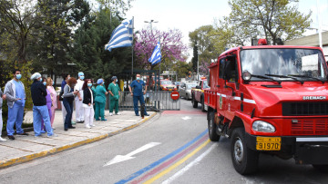Κορωνοϊός: Πυροσβέστες είπαν «ευχαριστώ» στους γιατρούς και τους νοσηλευτές του «Σωτηρία» - Δείτε βίντεο