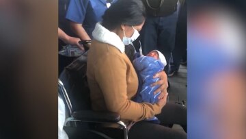 Κορωνοϊός - ΗΠΑ: 36χρονη ασθενής που γέννησε σε τεχνητό κώμα είδε πρώτη φορά το μωρό 11 μέρες μετά!