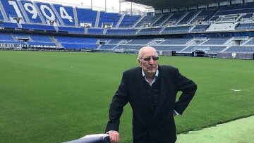 Κορωνοϊος - Ποδόσφαιρο: O 85χρονος «παππούς της Μάλαγα» ζει την καραντίνα στο γήπεδό της!