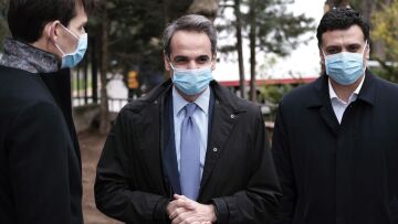 Bloomberg: Οι «ταπεινοί» Έλληνες δείχνουν στον κόσμο πώς να κουμαντάρει το «τέρας» της πανδημίας