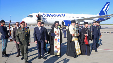 Έφτασε στην Αθήνα το Άγιο Φως - Πρωτόγνωρες εικόνες στον Πανάγιο Τάφο