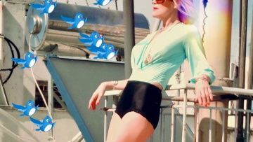 Η Κωνσταντίνα Μιχαήλ κάνει... πασχαλινή ηλιοθεραπεία στην ταράτσα 