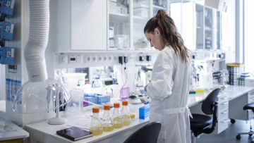 Κορωνοϊός - Βρετανία: Δοκιμές για το αν η μετάγγιση με πλάσμα από επιζώντες του ιού βοηθά τους ασθενείς