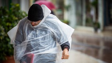 Καιρός στην Αθήνα: Ισχυροί άνεμοι έως και 7 μποφόρ - Συννεφιασμένος ο ουρανός με τοπικές βροχές