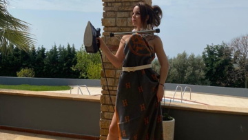 Ιωάννα Λίλη: Φόρεσε τη… σιδερώστρα της, σαν καραντινάτη τουαλέτα