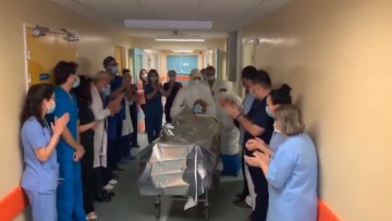 Κορωνοϊός - Λάρισα: Με χειροκροτήματα η έξοδος τριών ασθενών από τη ΜΕΘ - Δείτε βίντεο