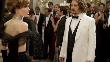 Netflix: Ο Δημήτρης Δανίκας προτείνει γαλαξία αστέρων με Αντζελίνα, Τζολί, Τζόνι Ντέπ, Ματ Ντέιμον και Μπεν Άφλεκ