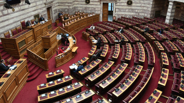 Κορωνοϊός - Βουλή: Κόντρα κυβέρνησης – αντιπολίτευσης για voucher και μέτρα 