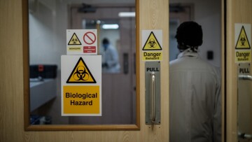 Kορωνοϊός: Στα χνάρια της Ελλάδας δύο κορυφαία πανεπιστήμια των ΗΠΑ - Χορηγούν κολχικίνη σε ασθενείς 