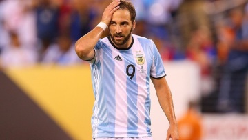 Ιγκουαΐν: «Ήθελα να σταματήσω το ποδόσφαιρο, αλλά δεν μου το επέτρεψε η μητέρα μου»