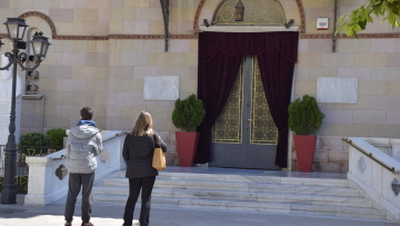 Άρση των μέτρων - Σύψας: Ενδεχομένως να μη φιλάμε εικόνες ή το χέρι του ιερέα