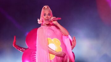 Κέιτι Πέρι: Ντύθηκε… αντισηπτικό για το νέο επεισόδιο του American Idol