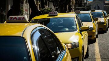 Ταξιτζήδες: Με ποιο σκεπτικό ο όποιος «φωστήρας» του ΕΟΔΥ εισηγήθηκε τη μεταφορά ενός ατόμου;