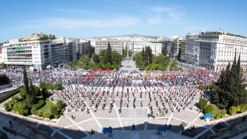 Εργατική Πρωτομαγιά: Πάρτι στο διαδίκτυο για το ΚΚΕ -  Viral η συγκέντρωση της... μεζούρας στο Σύνταγμα