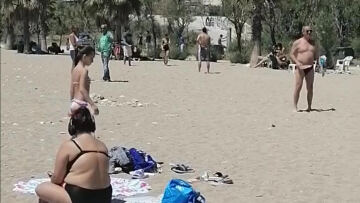 Άρση μέτρων: Ο καλός καιρός έβγαλε κόσμο στην παραλία - Δείτε βίντεο