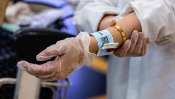 Τα άτομα από το εξωτερικό φορούν βραχιολάκι «καραντίνας» στο Χονγκ Κονγκ – Πώς λειτουργεί