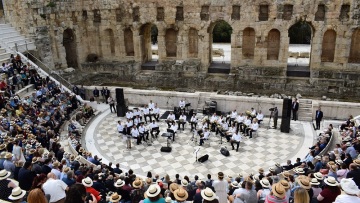 Δημοσκόπηση για την ψυχαγωγία: Οι Έλληνες ψηφίζουν εκδηλώσεις σε ανοιχτούς χώρους με μέτρα αποστασιοποίησης