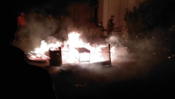 Σοβαρά επεισόδια στην Πέλλα: Έβαλαν φωτιά στο ξενοδοχείο που θα φιλοξενούσε μετανάστες