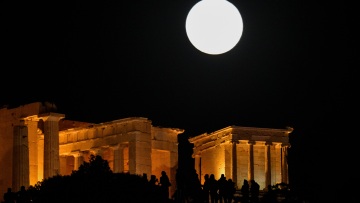 Εντυπωσιακές εικόνες: «Μαγεύει» η τελευταία υπερπανσέληνος του 2020