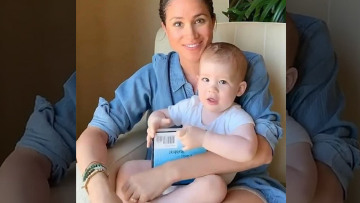 Μέγκαν Μαρκλ: Φόρεσε «μίνι» 72 ευρώ για να διαβάσει παραμύθι στον μικρό Άρτσι