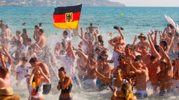 Κορωνοϊός - Γερμανία: «Ανοιχτό παράθυρο» για τουρισμό στην Ελλάδα αφήνει ο πρωθυπουργός της Βόρειας Ρηνανίας - Βεστφαλίας