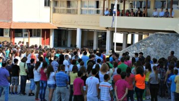 ΣτΕ: Νόμιμη η πρωινή προσευχή των μαθητών σε νηπιαγωγεία και δημοτικά