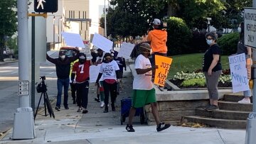 Αχμάντ Αρμπερί: Εκατοντάδες διαδηλωτές στους δρόμους για τη δολοφονία του νεαρού μαύρου 