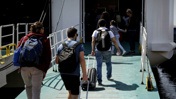 Άρση μέτρων: Σε τρεις φάσεις η απελευθέρωση της μετακίνησης στα νησιά