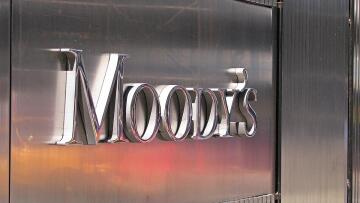 Moody’s: Η ισχυρή πιστωτική ανάπτυξη και τα υψηλότερα επιτόκια ενισχύουν τις ελληνικές τράπεζες