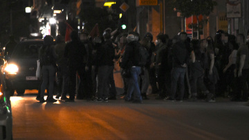 Επεισόδια στην Κυψέλη: Αντιεξουσιαστές έσπασαν βιτρίνες και πέταξαν μολότοφ - Βίντεο 