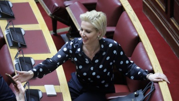 Πόθεν έσχες - Κατερίνα Μονογυιού: Η πιο... φτωχή βουλευτής με εισόδημα μόλις 10 λεπτά!