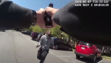 Αστυνομικός πυροβολεί και σκοτώνει Αφροαμερικανό που του επιτέθηκε με μαχαίρι - Σκληρό βίντεο