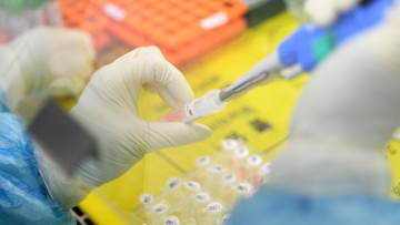 Κορωνοϊός: «Πράσινο φως» από τη Βρετανία σε τεστ αντισωμάτων της φαρμακοβιομηχανίας Roche