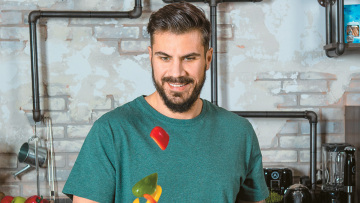 Άκης Πετρετζίκης: Γιατί μας λέει να πάρουμε σήμερα «Πρώτο Θέμα»