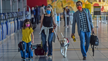 Χωρίς κενές θέσεις, αλλά με μάσκα στα αεροπλάνα - Δείτε όλο το σχέδιο της ΕΕ για τον τουρισμό