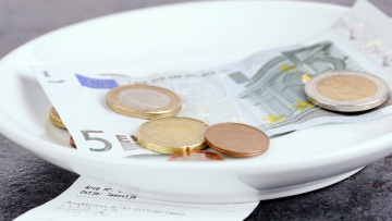 ΑΑΔΕ - ΦΠΑ: Τι άλλο εκτός από καφέ, αναψυκτικά και μεταφορές πάει στο 13%