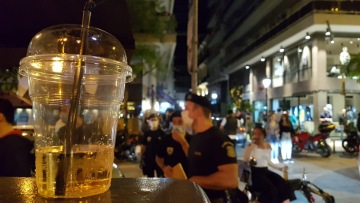 Θεσσαλονίκη: Συνωστισμός και πάλι για ένα ποτό - Νέα παρέμβαση της αστυνομίας - Δείτε φωτογραφίες