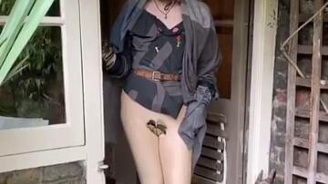 Η 79χρονη Βίβιεν Γουέστγουντ με φύλλο συκής στα επίμαχα σημεία στέλνει μήνυμα στους Βρετανούς 