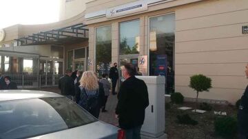 Κοζάνη: Γυναίκα έφτυσε αστυνομικούς που έκαναν συστάσεις για συνωστισμό σε κατάστημα της ΔΕΗ