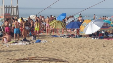 Καύσωνας: Παραλία του Ηρακλείου ξεχείλισε από κόσμο - Πήγαν... περίπατο τα μέτρα