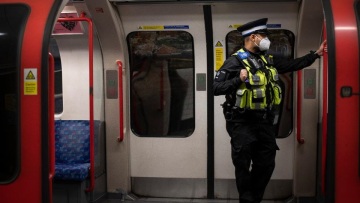 Βρετανία: Η αστυνομία ανακρίνει έναν φορέα κορωνοϊού που έφτυσε υπάλληλο των σιδηροδρόμων