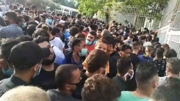 Άρση μέτρων: «Χάος» στην Υπηρεσία Ασύλου - Μετανάστες συνωστίστηκαν και περίμεναν να εξυπηρετηθούν 